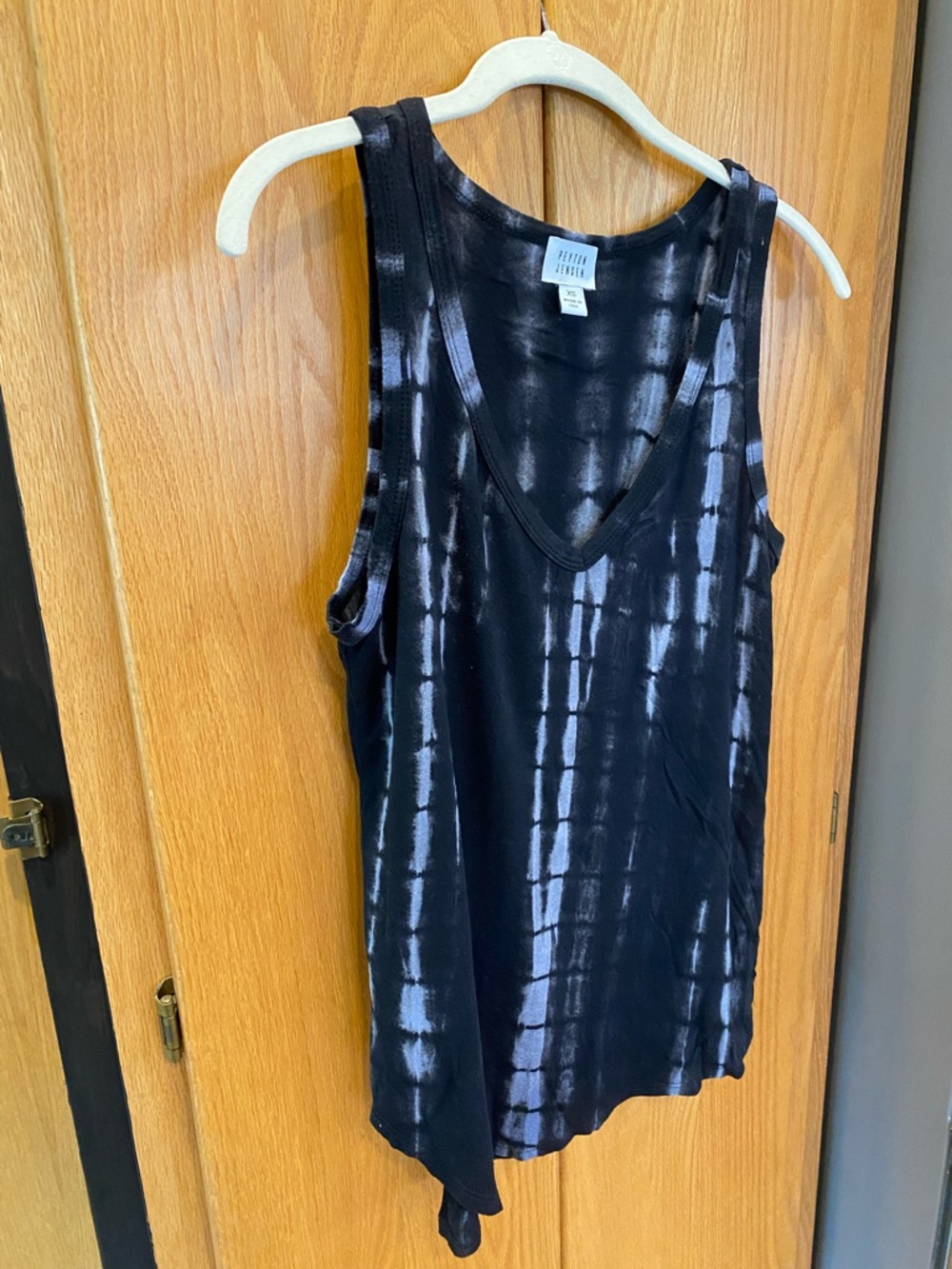 Peyton Jensen from Evereve Black and Gray Tie-Dye V-Neck Tank